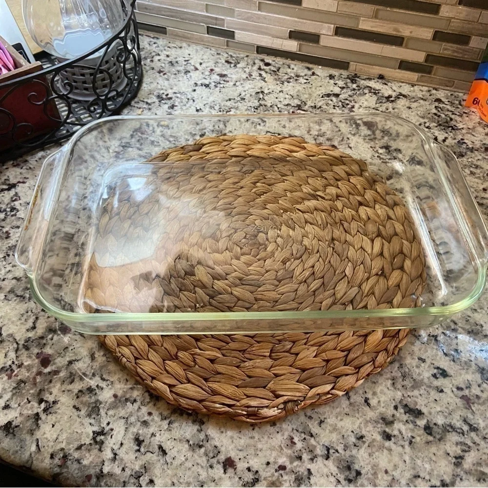 Pyrex 234-R 15 by 10 by 2 in glass baking dish